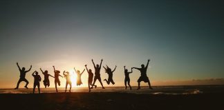 Wyjazdy integracyjne – czy warto brać w nich udział? ludzie team building