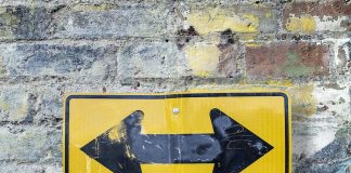 Tabliczki informacyjne – po co się je stosuje i jakie są ich rodzaje? tabliczka informacyjna