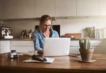 Jak zbudować skuteczne stanowisko pracy w domu? praca na home office