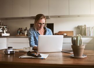 Jak zbudować skuteczne stanowisko pracy w domu? praca na home office