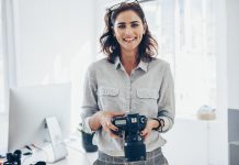 Jak wybrać odpowiedni cyfrowy aparat fotograficzny? fotograf z aparatem