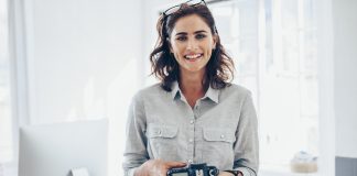 Jak wybrać odpowiedni cyfrowy aparat fotograficzny? fotograf z aparatem