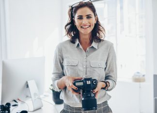 Jak wybrać odpowiedni cyfrowy aparat fotograficzny? fotograf z aparatem