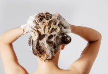 Podrażniona skóra głowy – jak przywrócić jej równowagę? podrażniona skóra głowy