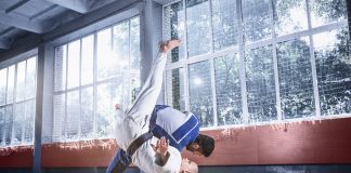 Jak techniki sztuk walki mogą poprawić Twoje umiejętności w innych dyscyplinach sportowych? rzut judo