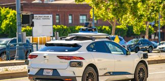 Autonomiczne pojazdy: kiedy przestaniemy sami prowadzić? Waymo samochód autonomiczny