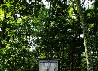 Toaleta na działkę: estetyczne i funkcjonalne rozwiązania sławojka