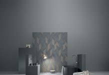 Płytki matowe czy z połyskiem – co wybrać? Płytki matowe w kolorze szarym zastosowane w aranżacji łazienki