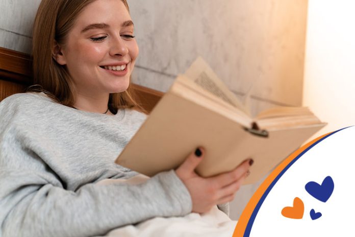 optymalizacja snu kobieta czytająca przed snem