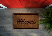 Jak zaskakująco przywitać gości? Poznaj niepowtarzalny sposób na wyjątkowe wejście wycieraczka przed dom