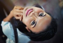 Zainwestuj w dobre kosmetyki i ciesz się rezultatami! dziewczyna patrząca w górę