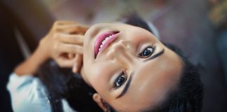 Zainwestuj w dobre kosmetyki i ciesz się rezultatami! dziewczyna patrząca w górę