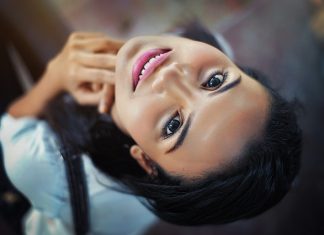 Zainwestuj w dobre kosmetyki i ciesz się rezultatami! dziewczyna patrząca w górę