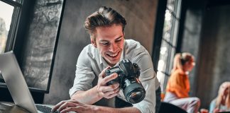 Trendy w fotografii cyfrowej: Od smartfonów do profesjonalnych aparatów profesjonalny fotograf