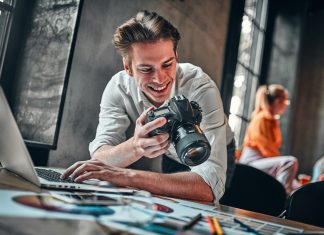 Trendy w fotografii cyfrowej: Od smartfonów do profesjonalnych aparatów profesjonalny fotograf