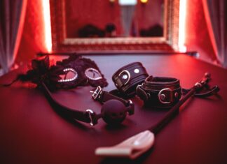 Co stoi za popularnością BDSM? Rozpocznij bezpieczną eksplorację z niecodziennymi doznaniami gadżety bdsm