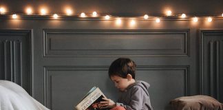 Łóżka jednoosobowe – jak wybrać model do pokoju dziecka? czytające dziecko