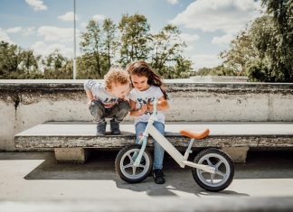 Jak spędzić aktywnie czas z dzieckiem w pierwszych dniach wiosny? rowerek dziecięcy