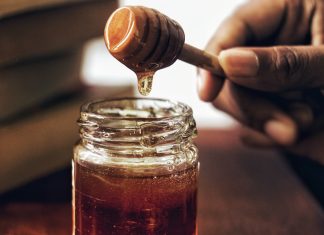 Jak wybrać najlepszy miód – przewodnik dla smakoszy wybieranie miodu