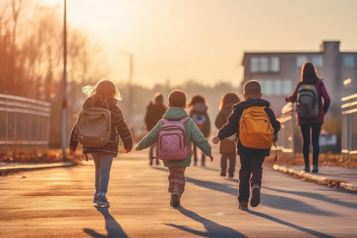 dzieci idą do szkoły