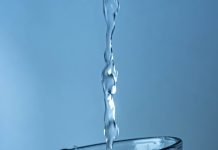 Jak działa zmiękczacz wody i dlaczego warto go mieć w domu? szklanka wody