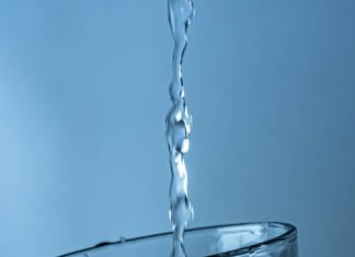 Jak działa zmiękczacz wody i dlaczego warto go mieć w domu? szklanka wody