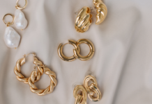 Kolczyki a makijaż – jak stworzyć harmonijny look? kolczyki a makijaż