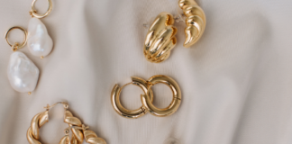 Kolczyki a makijaż – jak stworzyć harmonijny look? kolczyki a makijaż