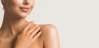 Skuteczne nawilżenie i ujędrnienie skóry biustu pielęgnacja dekoltu