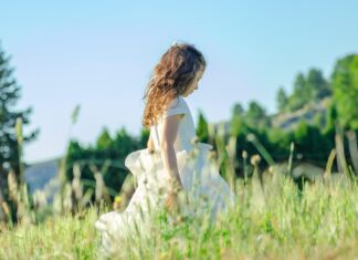 Modna oraz wygodna kreacja na komunię dla pań – udane zakupy zawsze pod ręką komunia dziecka