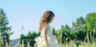 Modna oraz wygodna kreacja na komunię dla pań – udane zakupy zawsze pod ręką sukienka komunia