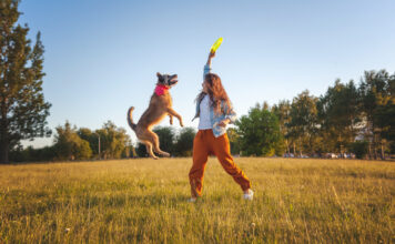 Letnia elegancja od stóp do głów – jak nosić podkolanówki i skarpetki rajstopowe damskie w sezonie letnim? skarpetki damskie na lato